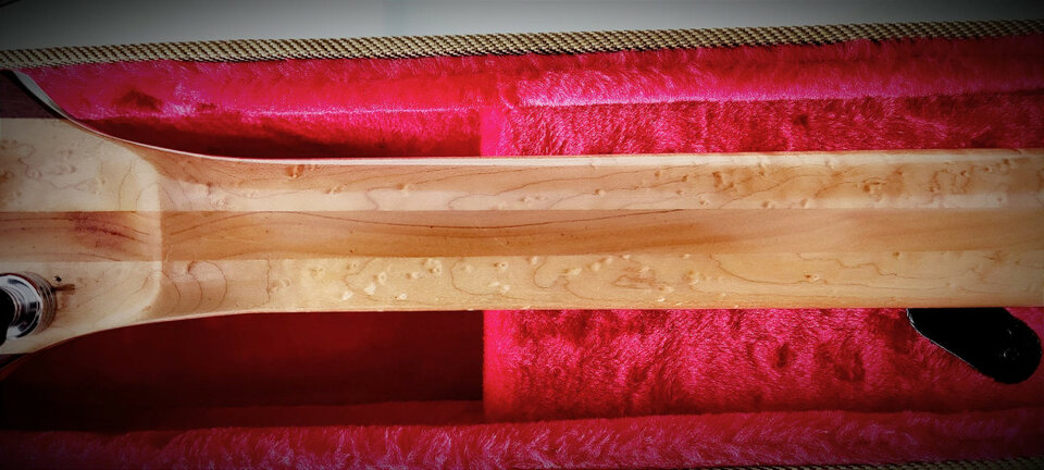 Guitarra Acústica de Luthier con Maderas Sólidas y Exóticas.