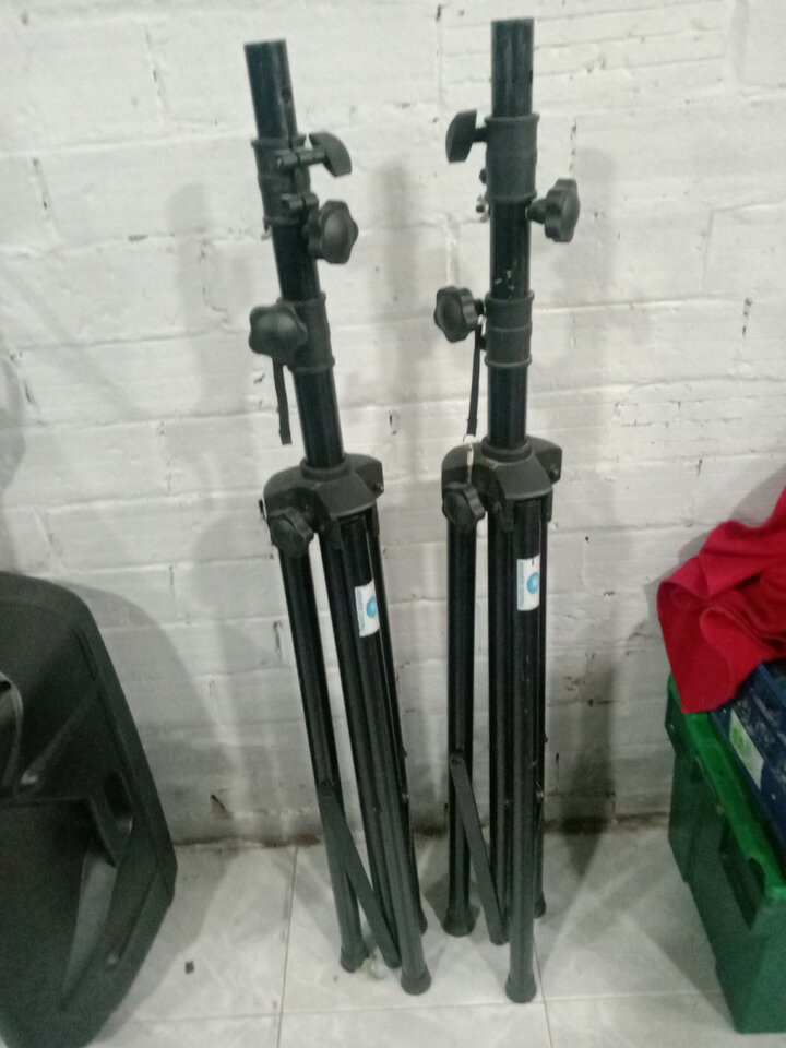 En venta 2 tripodes para Altavoz.