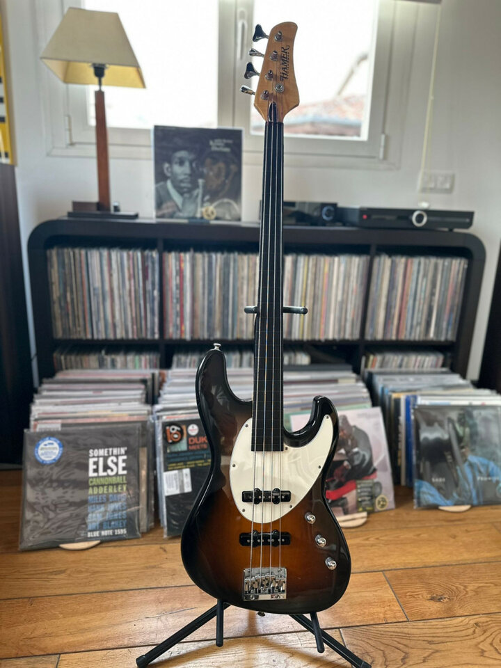Bajo fretless Hamer CruiseBass 1996