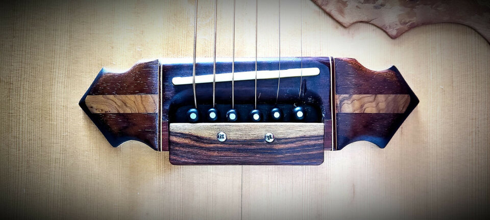 Guitarra Acústica de Luthier con Maderas Sólidas y Exóticas.