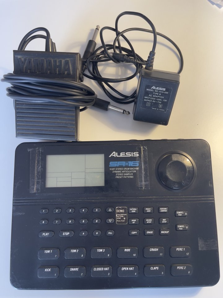 Alesis SR-16 + 2 perdales Yamaha on/off