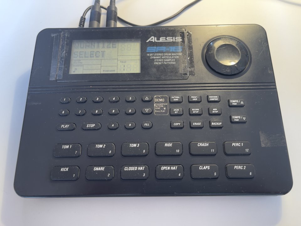 Alesis SR-16 + 2 perdales Yamaha on/off