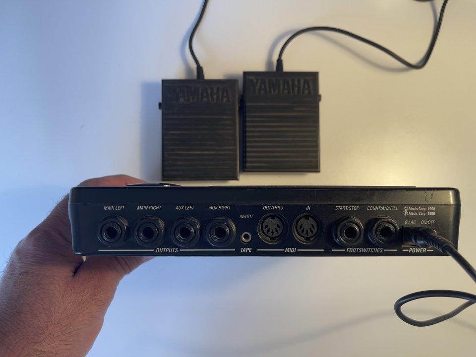 Alesis SR-16 + 2 perdales Yamaha on/off