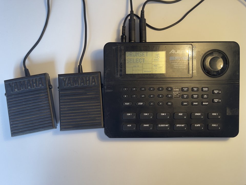 Alesis SR-16 + 2 perdales Yamaha on/off