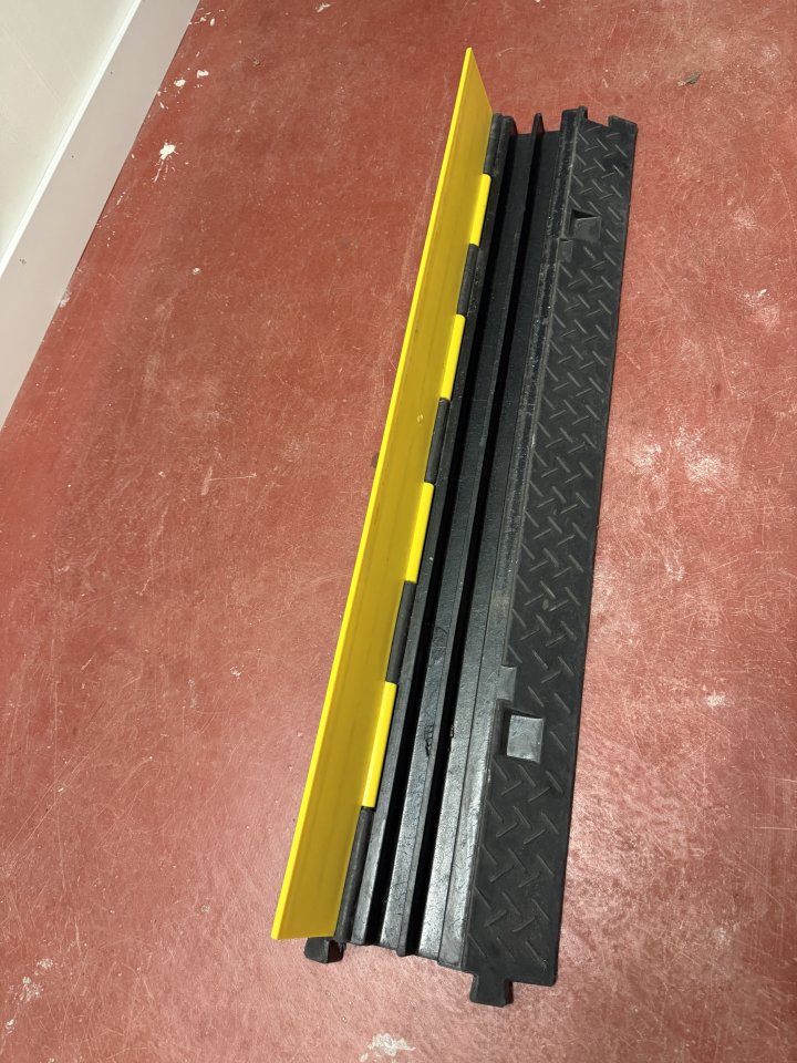 10 x pasacables de suelo para eventos de 2 canales de segunda mano · Foto 1 de 5 · Madrid · 120 €