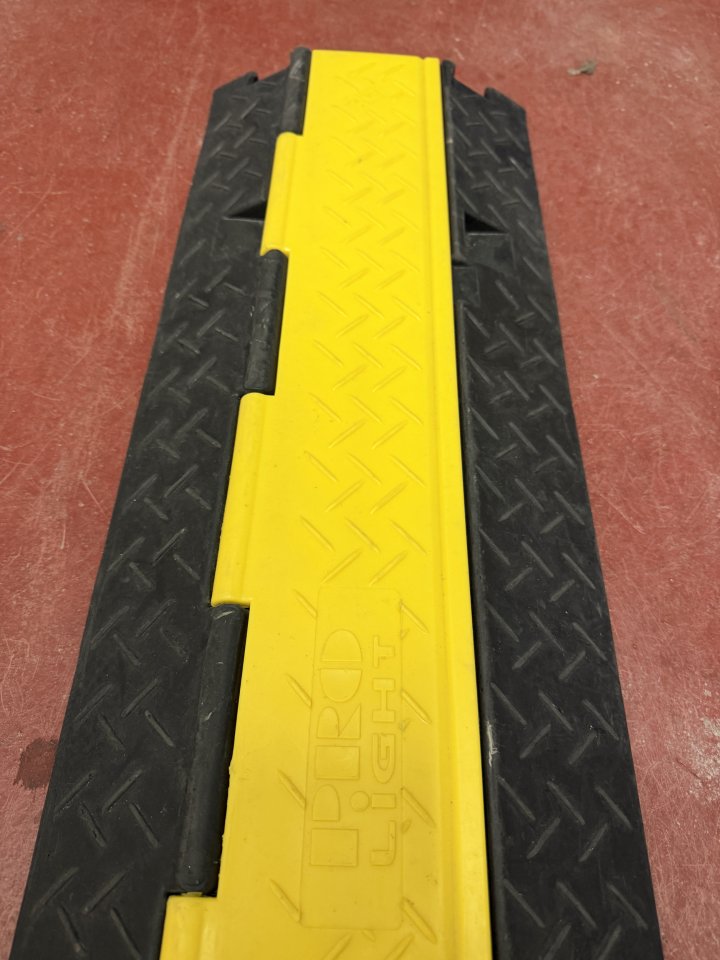 10 x pasacables de suelo para eventos de 2 canales de segunda mano · Foto 3 de 5 · Madrid · 120 €
