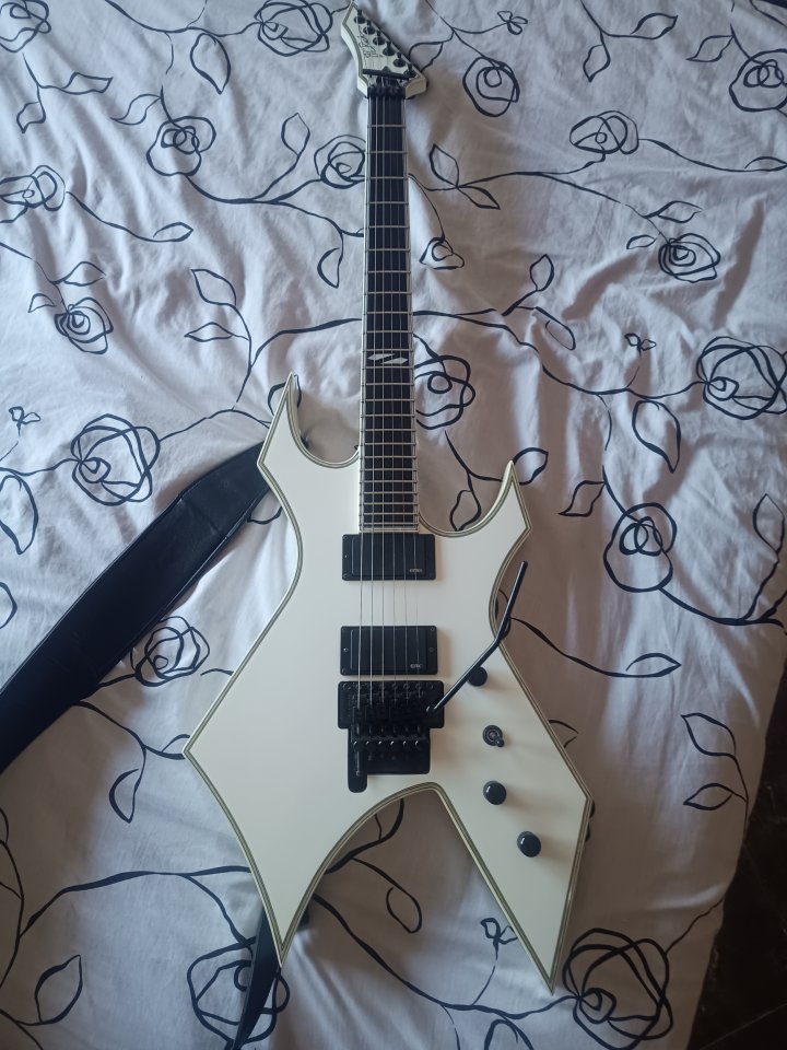 BC Rich Warlock NJ Deluxe de segunda mano · Foto 1 de 9 · Tarragona · 1200 €