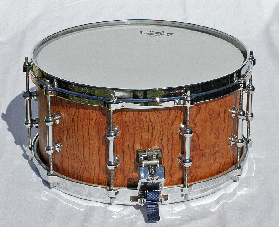 Caja de 14" con casco de bubinga y aros die cast