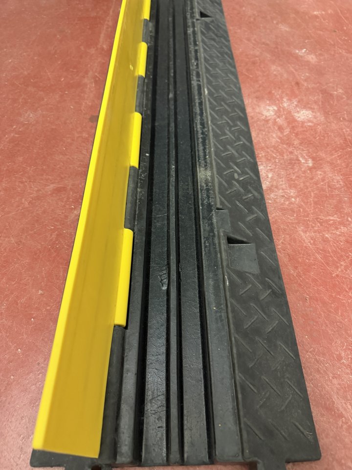 10 x pasacables de suelo para eventos de 2 canales de segunda mano · Foto 5 de 5 · Madrid · 120 €