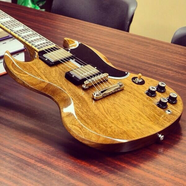 SG Gibson o bien Tokai Edwards Greco Burny