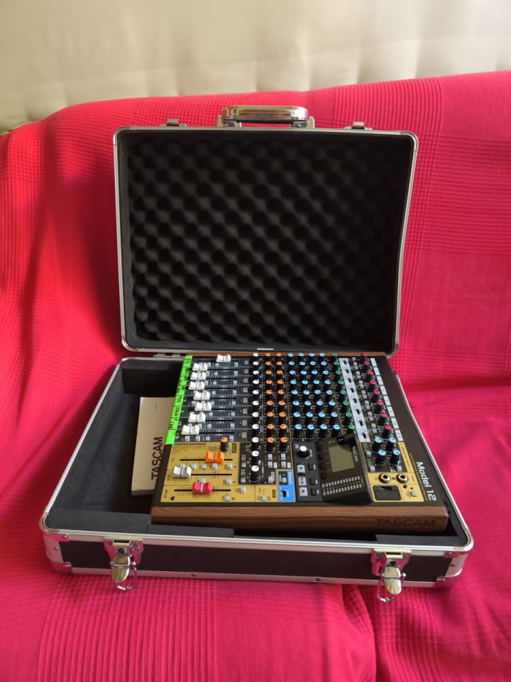 Tascam model 12 como nueva de segunda mano · Foto 1 de 3 · Pontevedra · 495 €