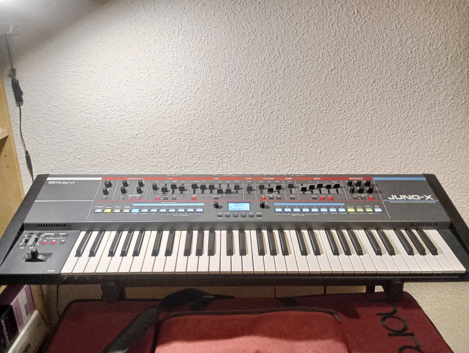 Roland Juno-X + Expansión Jupiter-8 incluida | Estado Excelente | de segunda mano · Foto 1 de 6 · Madrid · 995 €