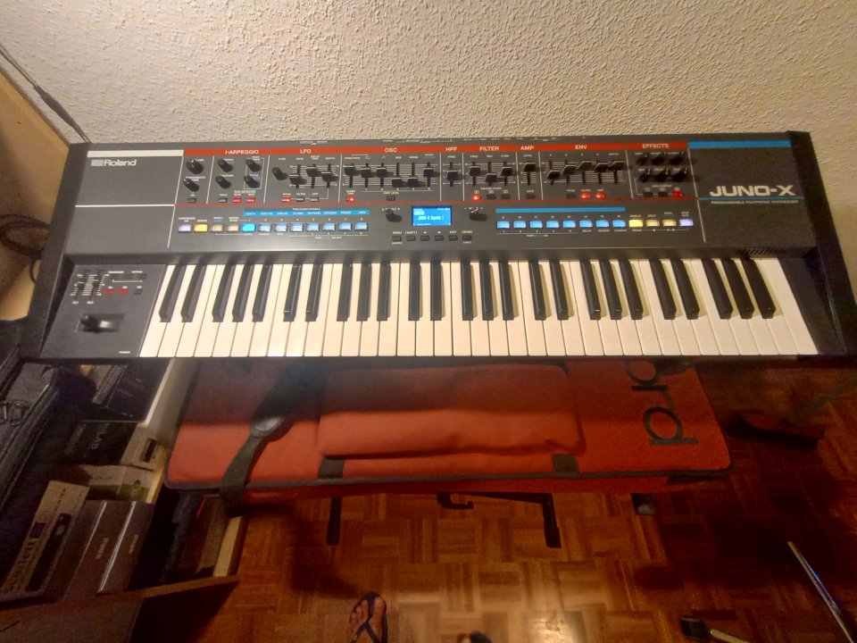 Roland Juno-X + Expansión Jupiter-8 incluida | Estado Excelente | de segunda mano · Foto 2 de 6 · Madrid · 995 €