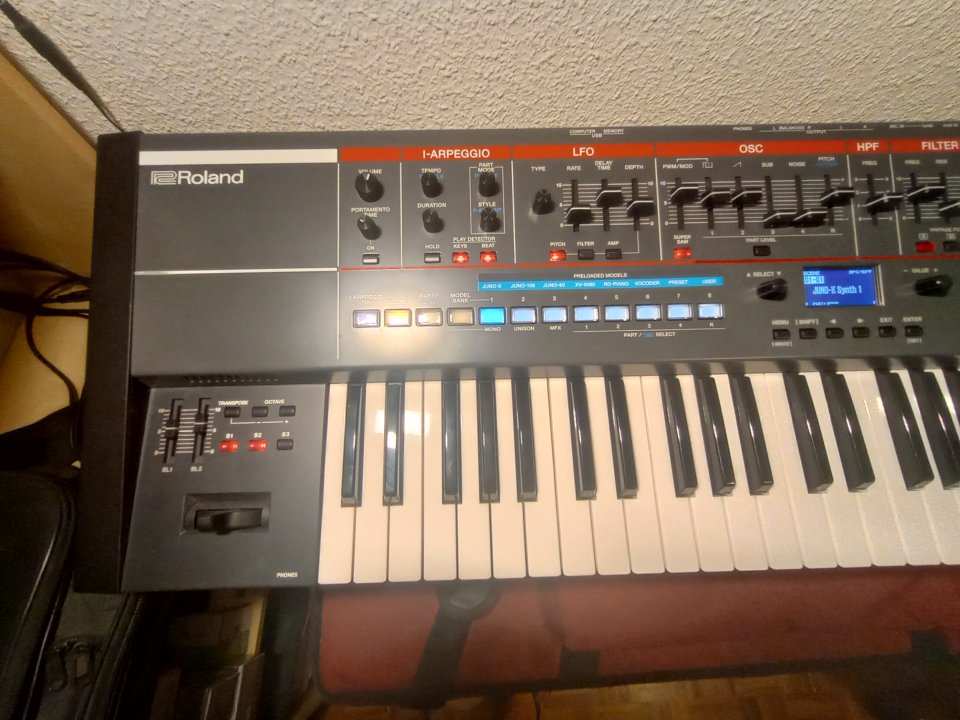 Roland Juno-X + Expansión Jupiter-8 incluida | Estado Excelente | de segunda mano · Foto 3 de 6 · Madrid · 995 €