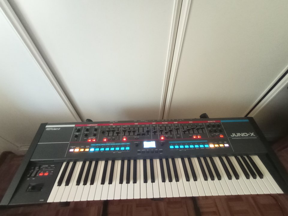 Roland Juno-X + Expansión Jupiter-8 incluida | Estado Excelente | de segunda mano · Foto 5 de 6 · Madrid · 995 €
