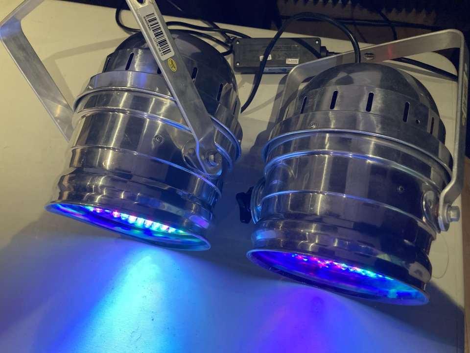 Pareja de FOCOS LED PAR 64.