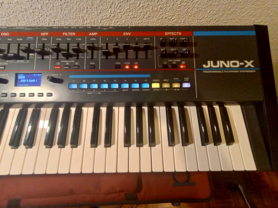 Roland Juno-X + Expansión Jupiter-8 incluida | Estado Excelente | de segunda mano · Foto 4 de 6 · Madrid · 995 €