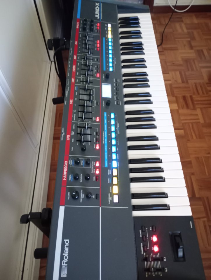 Roland Juno-X + Expansión Jupiter-8 incluida | Estado Excelente | de segunda mano · Foto 6 de 6 · Madrid · 995 €