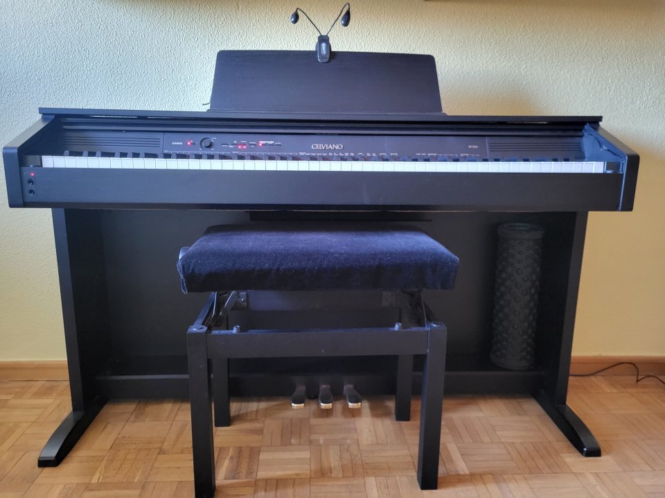 Piano Digital CASIO Celviano AP-250 con mueble y banqueta regulable de segunda mano · Foto 1 de 2 · Madrid · 400 €