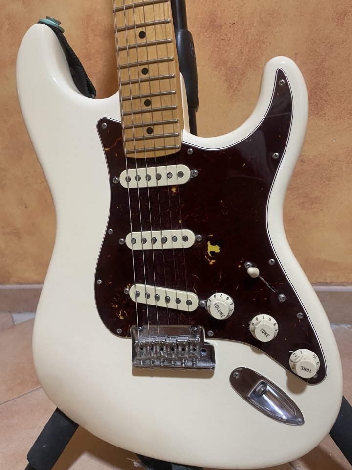 Fender American Professional II Stratocaster (Olympic White) IMPECABLE de segunda mano · Foto 1 de 6 · Sevilla · 1650 €