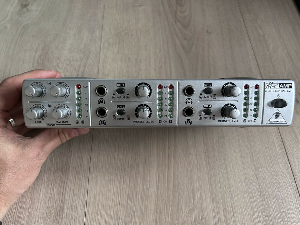 Behringer mini amp 800