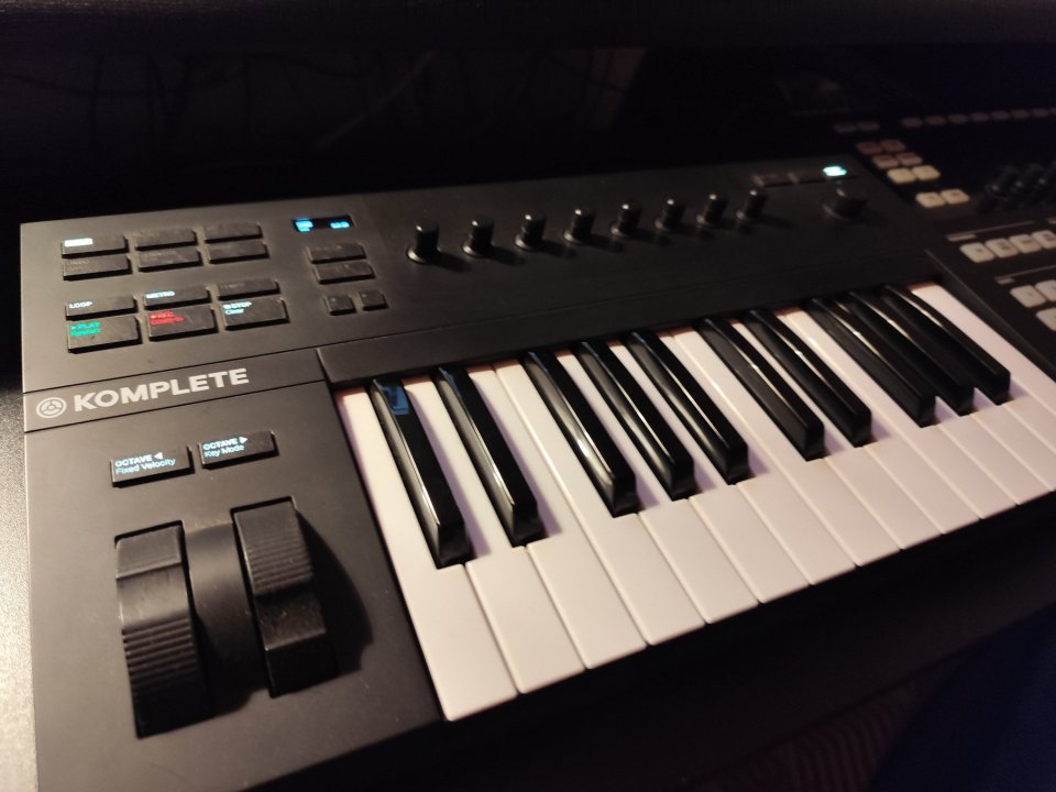 Teclado Komplete A25 de segunda mano · Foto 1 de 4 · Pontevedra · 65 €