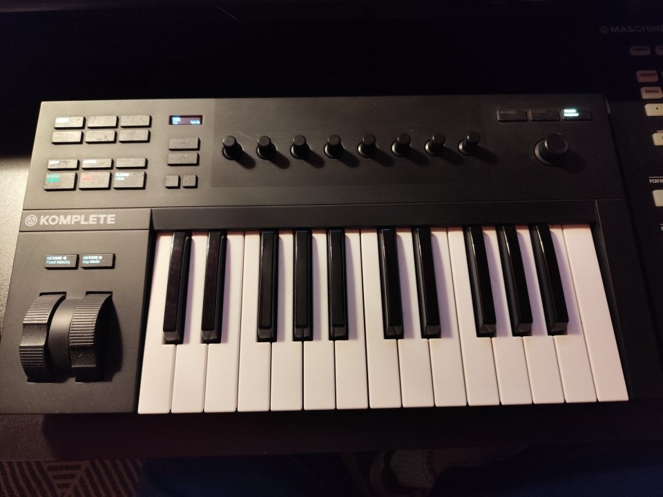 Teclado Komplete A25 de segunda mano · Foto 2 de 4 · Pontevedra · 65 €