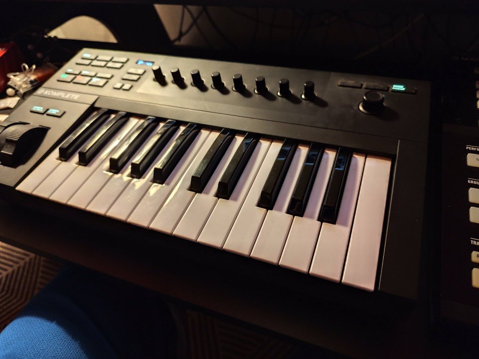 Teclado Komplete A25 de segunda mano · Foto 3 de 4 · Pontevedra · 65 €