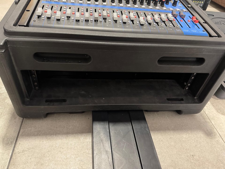 Mesa Yamaha MG 20xu+Skb