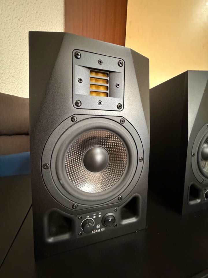 Altavoces Adam A5-X de segunda mano · Foto 1 de 3 · Barcelona · 300 €