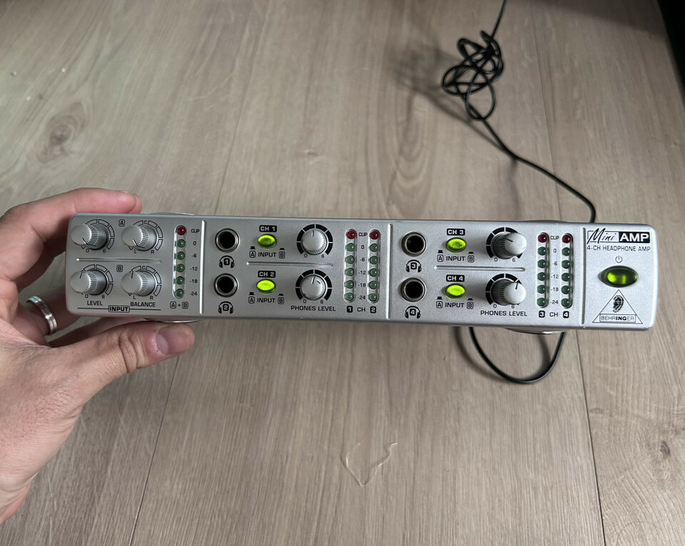 Behringer mini amp 800