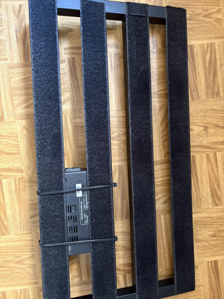 Pedaltrain Classic 2 con softcase + fuente de alimentación Mooer Macro Power S8.