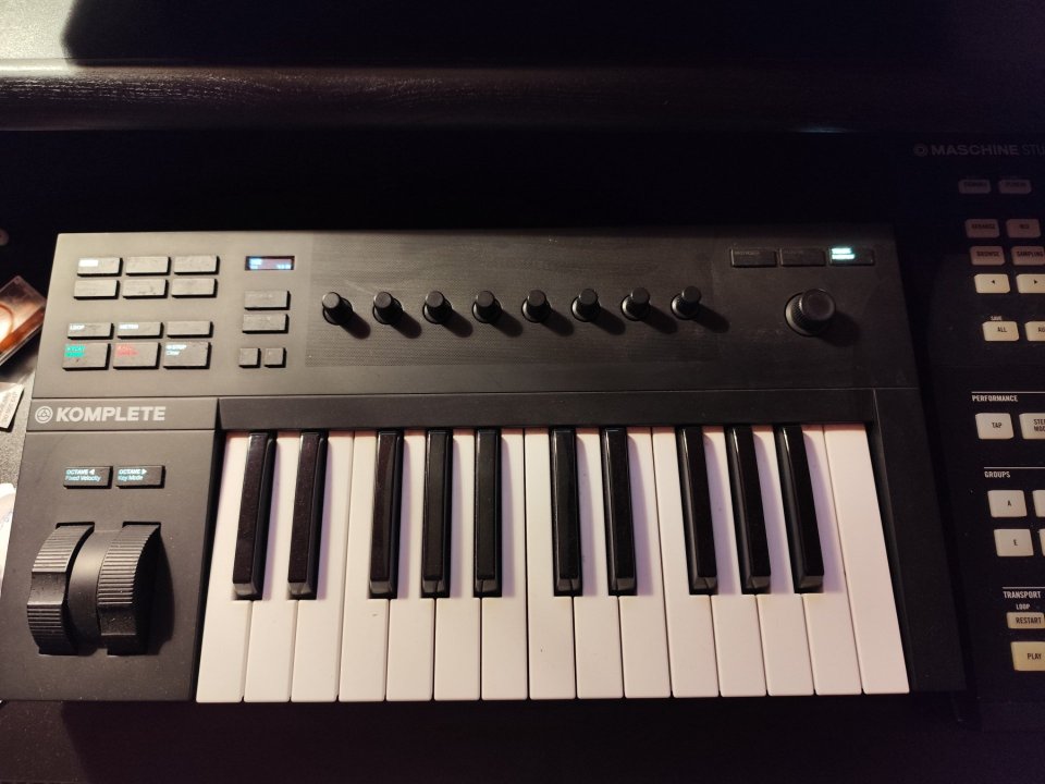 Teclado Komplete A25 de segunda mano · Foto 4 de 4 · Pontevedra · 65 €