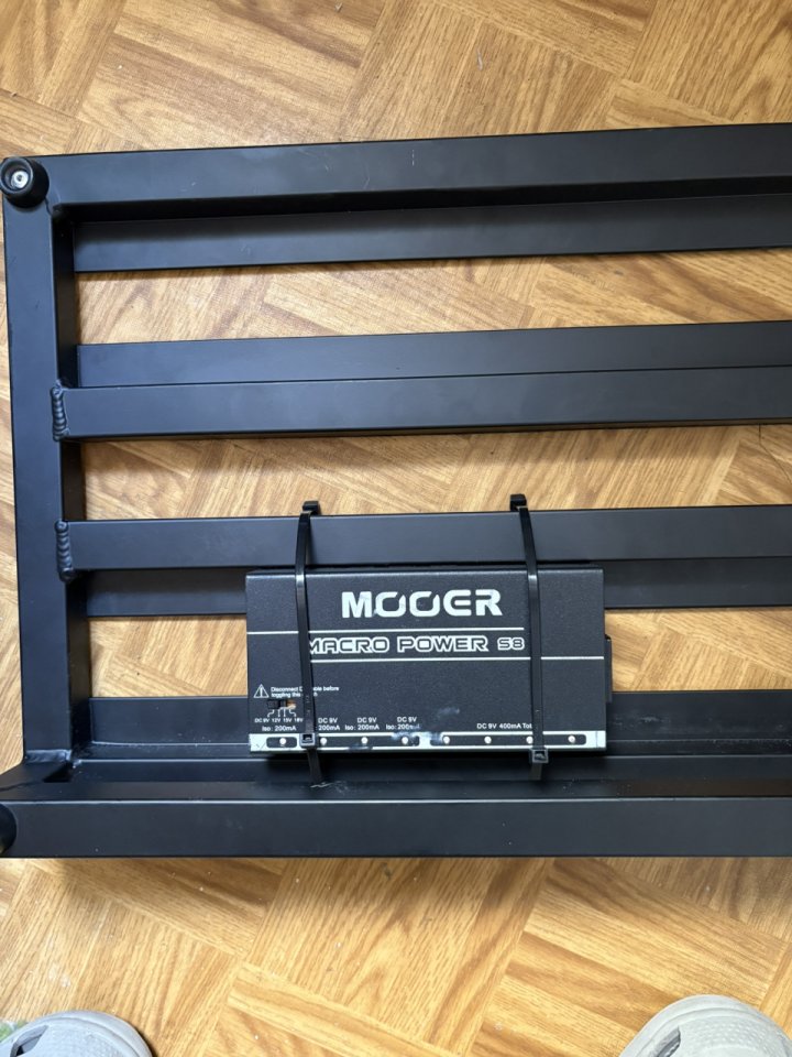 Pedaltrain Classic 2 con softcase + fuente de alimentación Mooer Macro Power S8.