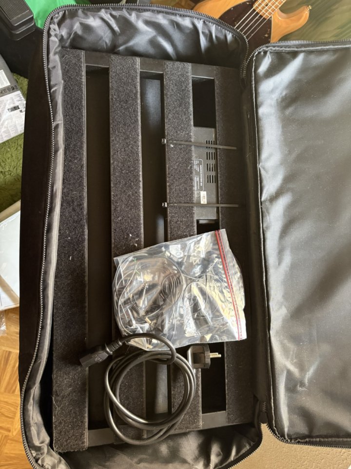 Pedaltrain Classic 2 con softcase + fuente de alimentación Mooer Macro Power S8.