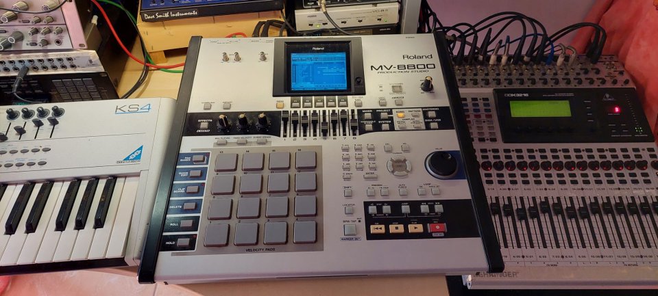 Roland MV 8800. Envio incluido de segunda mano · Foto 1 de 4 · SC Tenerife · 600 €