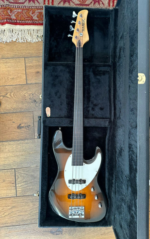 Bajo fretless Hamer CruiseBass 1996
