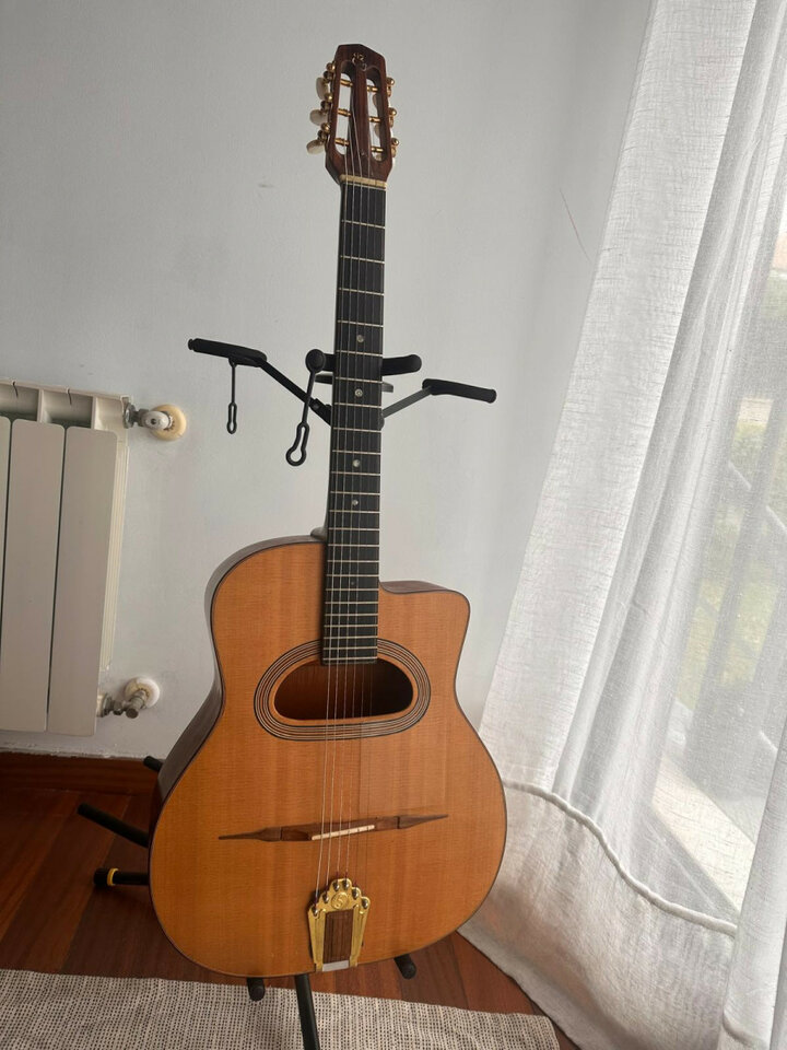 Guitarra Jazz Manouche de Luthier. Con caja resonadora.