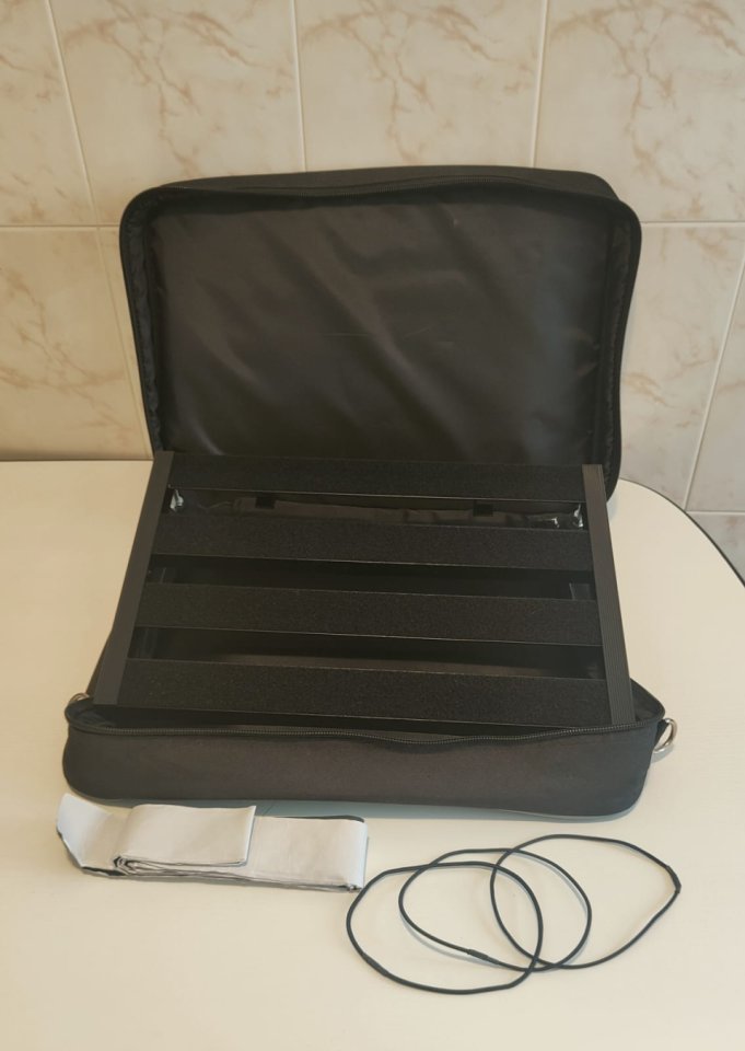 pedalboard Harley Benton space ship 40 de segunda mano · Foto 1 de 4 · A Coruña · 30 €