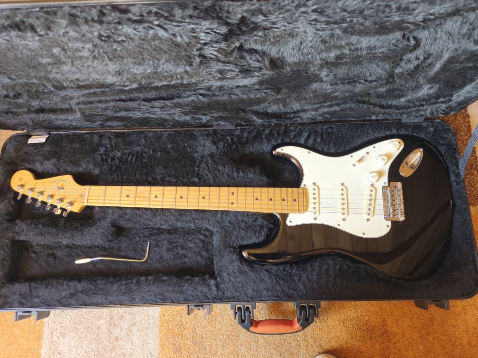 Vendo Fender Stratocaster American Standard Año 2014 de segunda mano · Foto 1 de 7 · Valencia · 1250 €