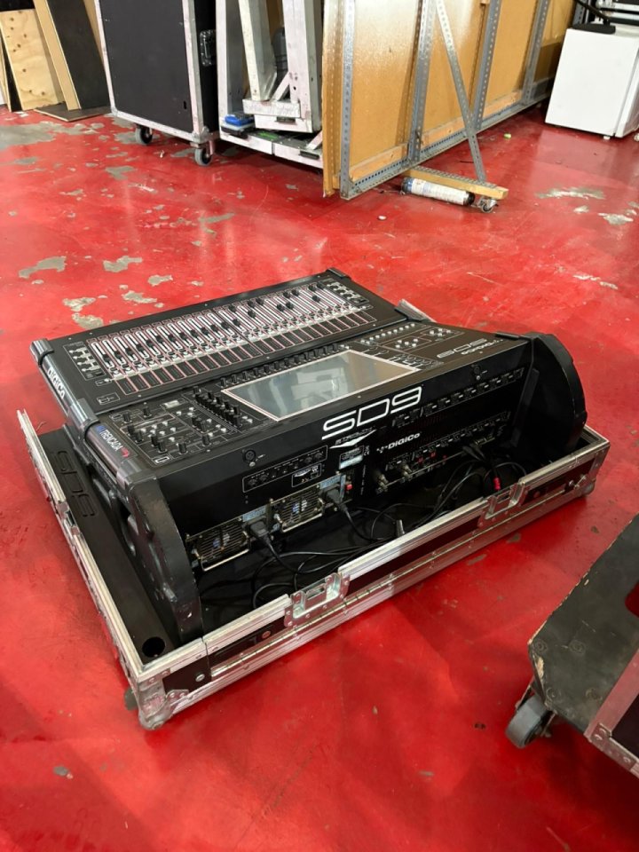 Digico SD9 + targeta waves + flight case