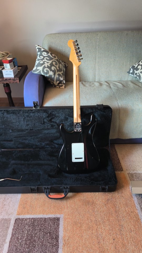 Vendo Fender Stratocaster American Standard Año 2014 de segunda mano · Foto 4 de 7 · Valencia · 1250 €