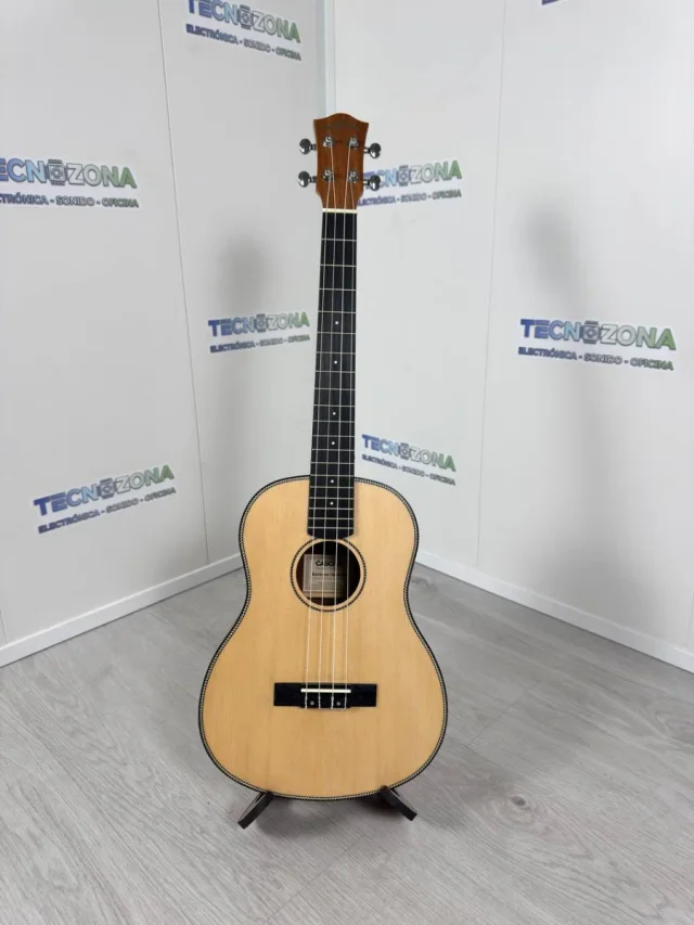 Ukelele baritono de caoba de segunda mano · Foto 1 de 5 · Gipuzkoa · 65 €