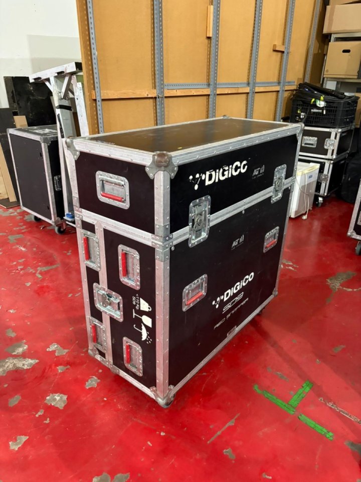 Digico SD9 + targeta waves + flight case