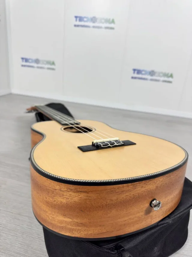 Ukelele baritono de caoba de segunda mano · Foto 3 de 5 · Gipuzkoa · 65 €