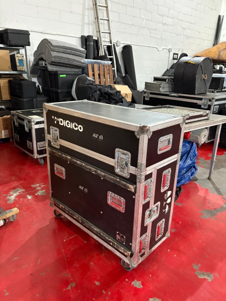 Digico SD9 + targeta waves + flight case