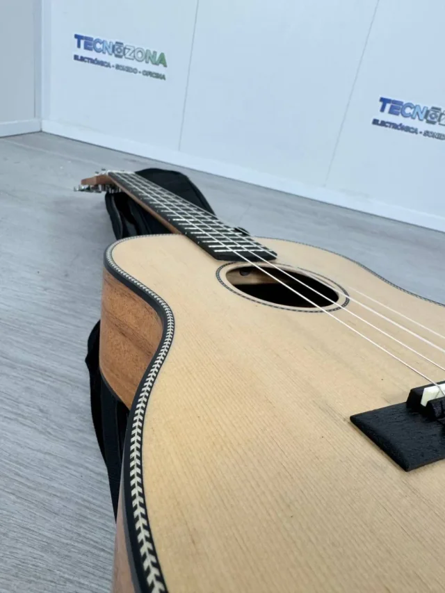Ukelele baritono de caoba de segunda mano · Foto 4 de 5 · Gipuzkoa · 65 €