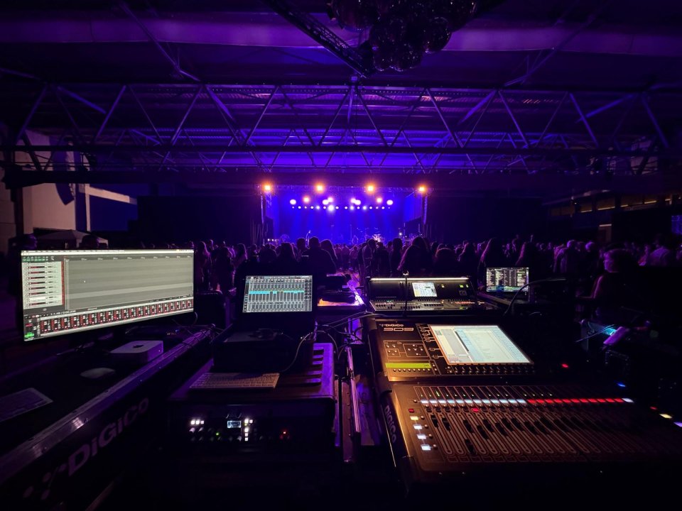 Digico SD9 + targeta waves + flight case