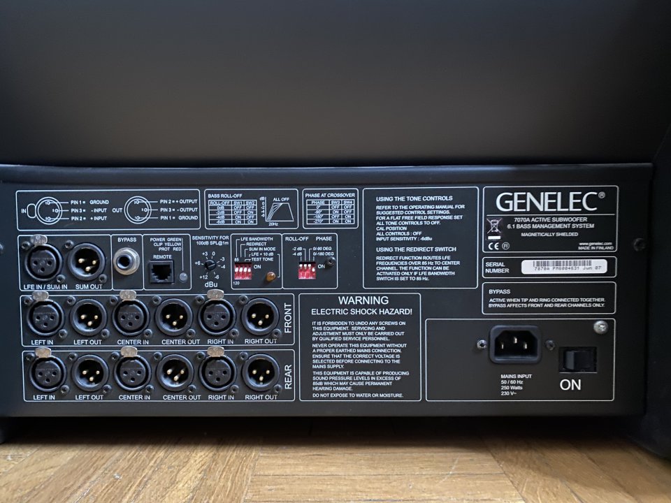 Subgrave Genelec 7070A + mando remoto original de segunda mano · Foto 3 de 4 · Almería · 1400 €