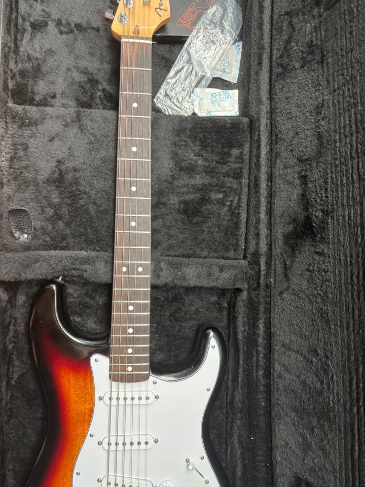 Fender Stratocaster Standard de segunda mano · Foto 2 de 5 · Madrid · 650 €